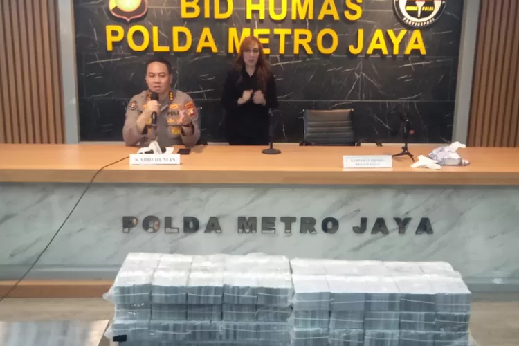 Polres Metro Bekasi merilis pengungkapan uang palsu mata uang dollar AS di Mapolda Metro. (Sadono )