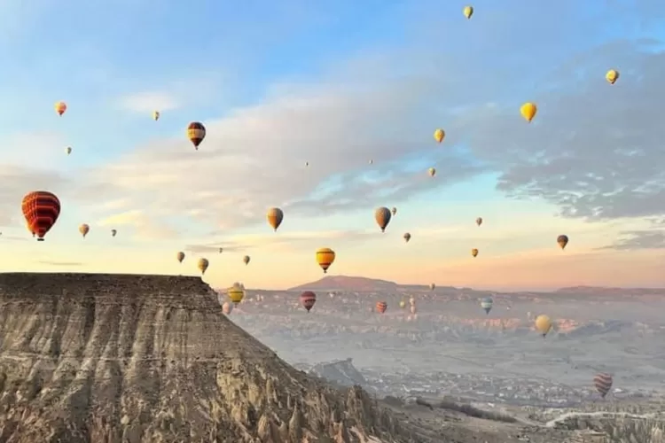 Ilustrasi keindahan balon udara di Cappadocia, Turki