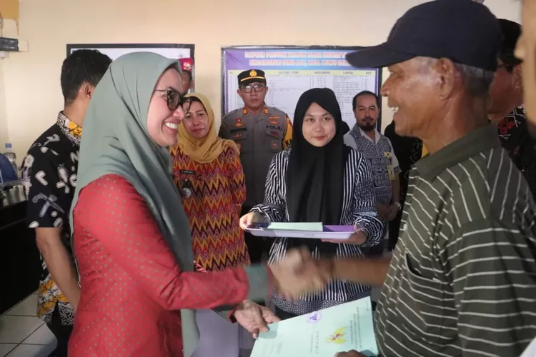 Pembudidaya Ikan di Tanalili Terima Sertifikasi Hak Atas Tanah dari Pemda Luwu Utara ((ZJA/LH))