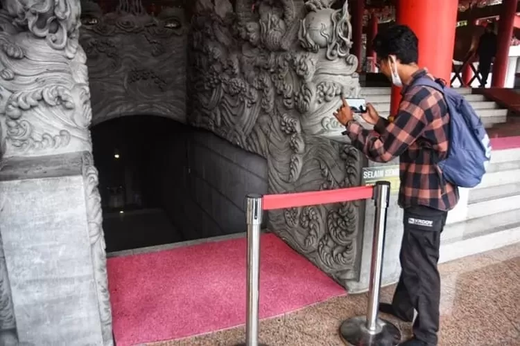 Salah seorang pengunjung melihat Goa Batu di Sam Poo Kong Semarang yang sarat akan cerita.  (Ayosemarang.com/ Audrian Firhannusa)