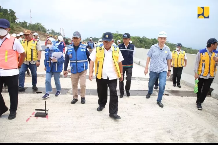 Menteri Pekerjaan Umum dan Perumahan Rakyat (PUPR) Basuki Hadimuljono bersama Direktur Jenderal Bina Marga Hedy Rahadian melakukan peninjauan ke Jalan Tol Cileunyi-Sumedang-Dawuan (Cisumdawu) di Jawa Barat, 