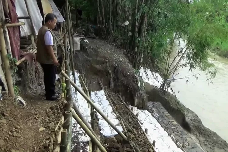 Bagian belakang rumah Rohadi sudah dipasang trucuk dari bambu untuk mencegah gerusan arus sungai. (edi prayitno/kontributor Kendal)