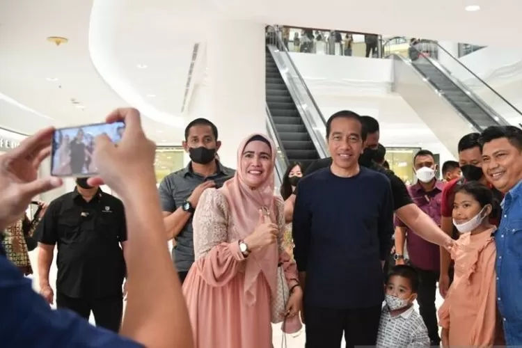 Presiden Joko Widodo (Jokowi) mengunjungi Sun Plaza, Medan, Sumatera Utara, Jumat (10/2) malam. (HO-Biro Pers Sekretariat Presiden/Rusman )