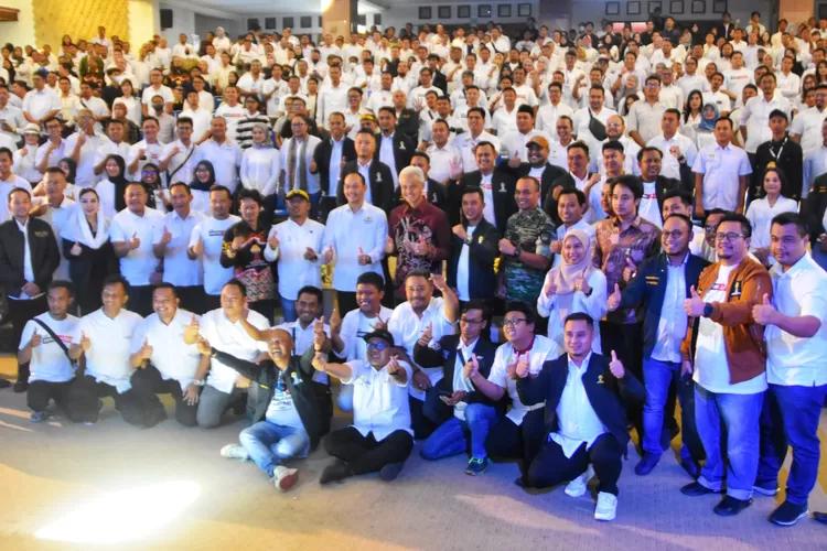 Hipmi Jateng saat melakukan foto bersama Gubernur Jawa Tengah Ganjar Pranowo dalam acara Diklatcab Akbar di Gedung Prof Soedharto Undip. (Ayosemarang.com/ Audrian Firhannusa)