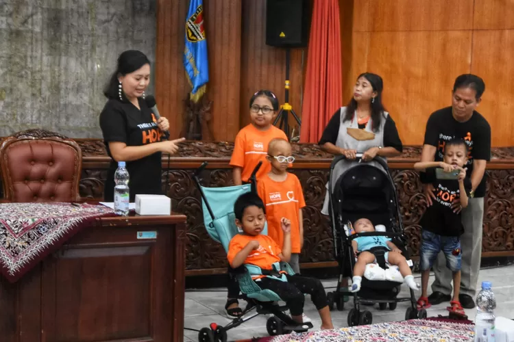 Para penyintas kanker yang ditampung oleh Rumah Harapan Indonesia Semarang dalam acara World Cancer Day. (Ayosemarang.com/ Audrian Firhannusa)