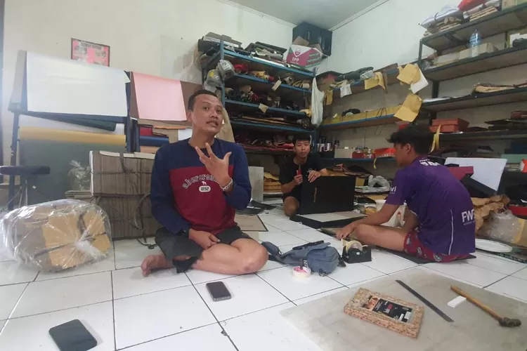 INSPIRATIF : Difabel di Bogor sukses jadi pengrajin kotak kado berbahan dasar limbah. (FOTO : Devina/Metropolitan.id)