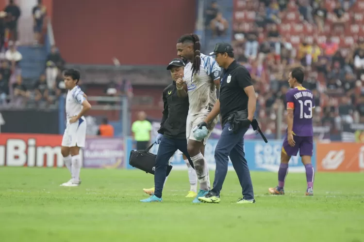 Carlos Fortes saat cedera dan ditarik keluar lawan Persik Kediri. (PSIS)