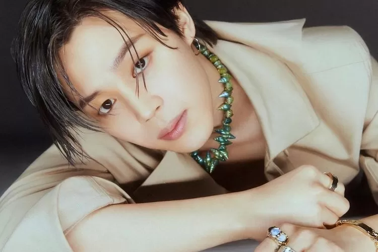 Full Senyum, Jimin BTS Umumkan Debut Solo Bulan Depan (Instagram / @dior)