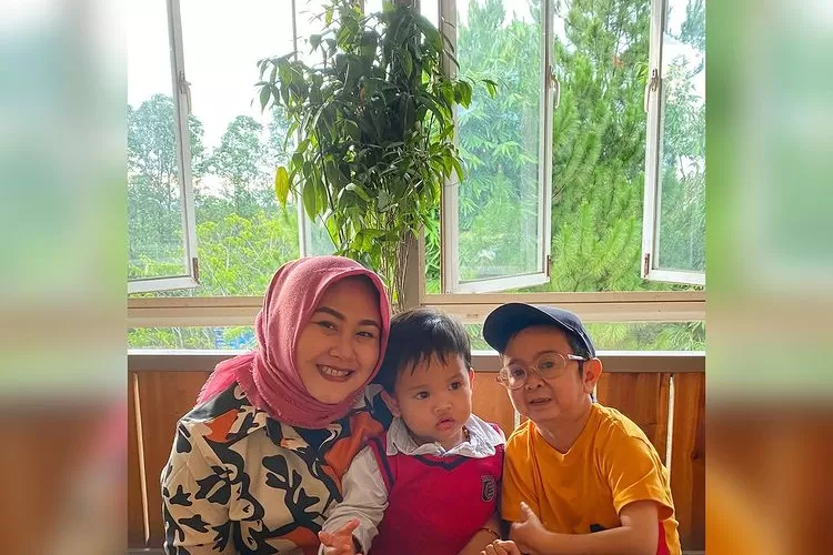 foto bersama Daus Mini anak dan istrinya Shelvie Hana Wijaya (Instagram @firdausshelvie91)