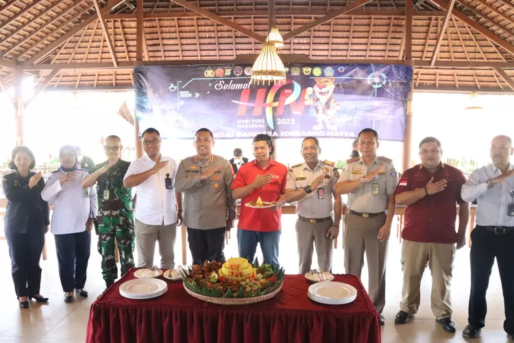Polres Bandara Soekarno Hatta Bersama wartawan media Pokja setempat  dan seluruh instansi di bandara menggelar acara perayaan syukuran dalam rangka Hari Pers Nasional ke 38. (Istimewa )