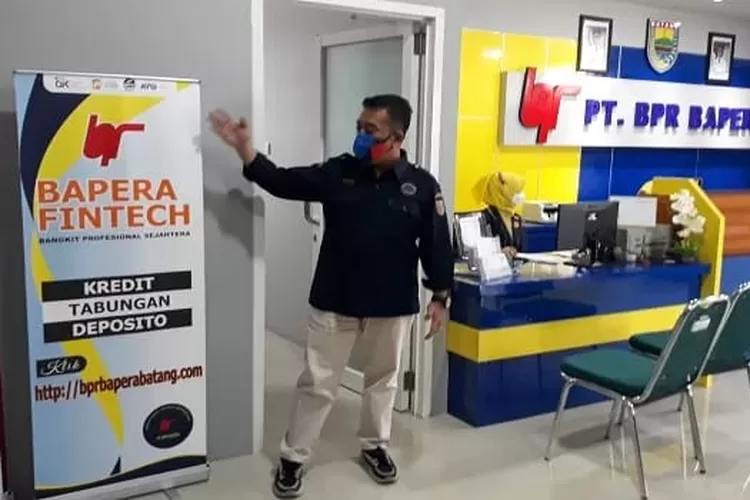 Direktur PT. BPR Bapera Kabupaten Batang, Aji Setya Budi saat memunjukan tempat pelayanan nasabah. (Muslihun/kontributor Batang). 