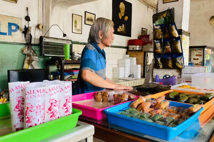 Toko Roti Delicious Bakery berdiri sejak 1940 dan tetap mempertahankan resep dan cara lama. (FOTO : Devina/Metropolitan.id)