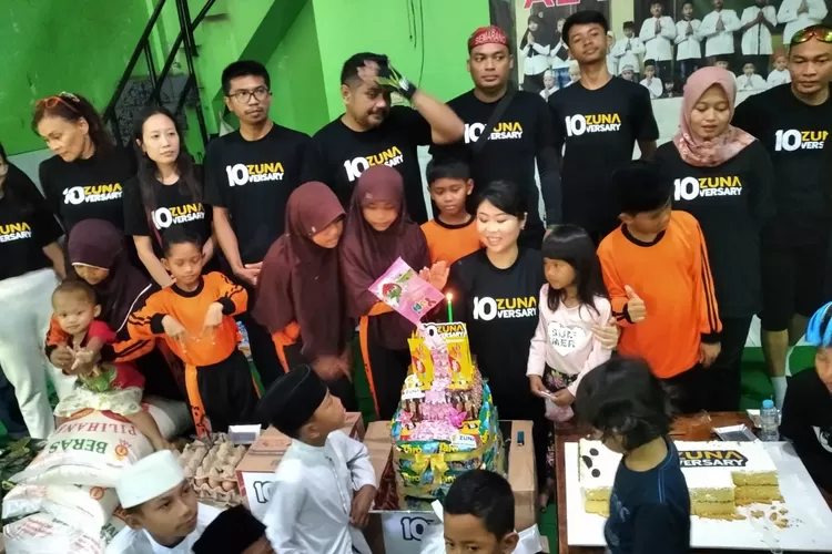 Zuna Gloves saat merayakan ulang tahun yang ke-10 di Panti Asuhan Al-Barokah. (Ayosemarang.com/ Audrian Firhannusa)