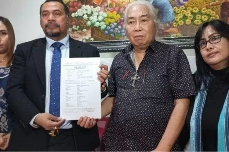 Gideon Tengker, Kakek Rafatar dan Cipung, (kedua dari kanan) bersama kuasa hukumnya, mengajukan gugatan perdata harta gono goni selama perkawinannya dengan Rieta Amalia. 