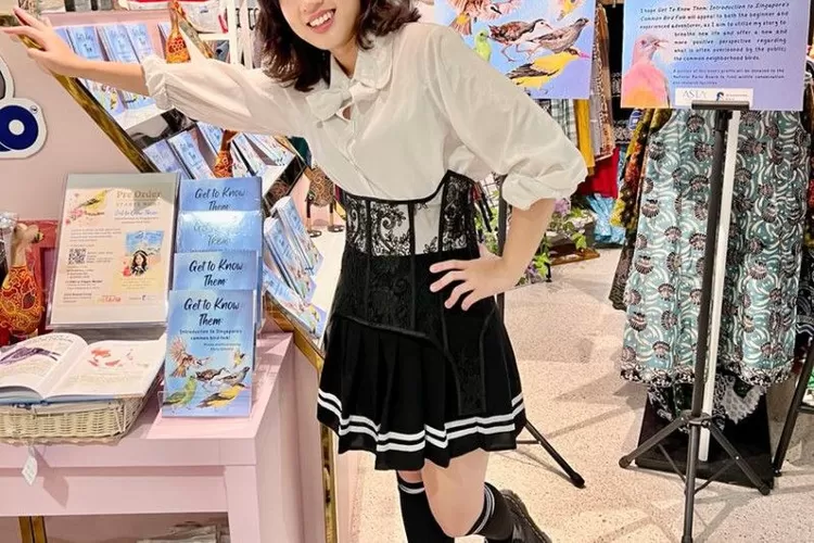 Pelajar asal Indonesia Ellena Gabrielle dengan buku karyanya dengan judul &ldquo;Get to Know Them: Introduction to Singapore&rsquo;s Common Bird Folk!&rdquo; saat peluncuran bukunya di Singapura, beberapa waktu lalu.  (ANTARA/HO- Dokumentasi Pribadi)