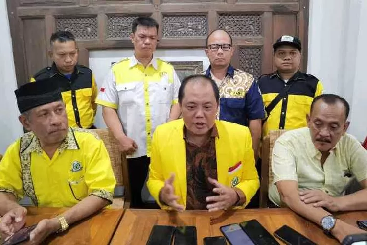 Plt Ketua DPD Partai Golkar Solo yang juga Bupati Karanganyar, Juliyatmono saat memberikan keterangan kepada media (Endang Kusumastuti)
