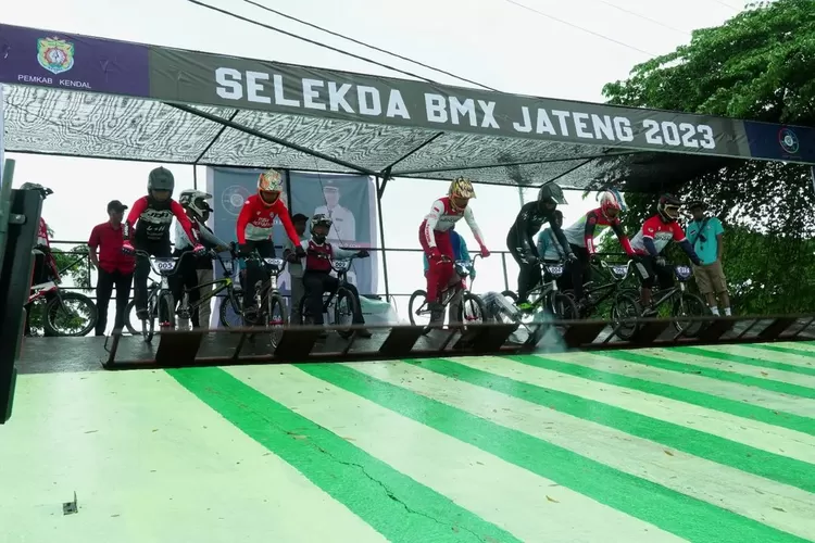 Pembalap BMX bersiap di garis start dalam Selekda BMX Jateng 2023 di sirkuit Kendal Minggu 12 Februari 2023.  (Edi Prayitno/kontributor Kendal)