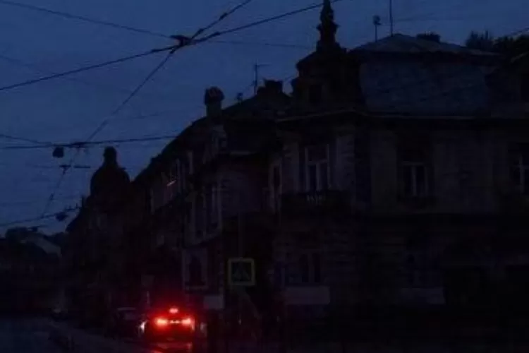 Suasana rumah warga Ukraina saat terjadi pemadaman listrik.  Semakin banyak wilayah Ukraina yang dilanda pemadaman listrik akibat serangan rudal Rusia di pusat pembangkit energi. 