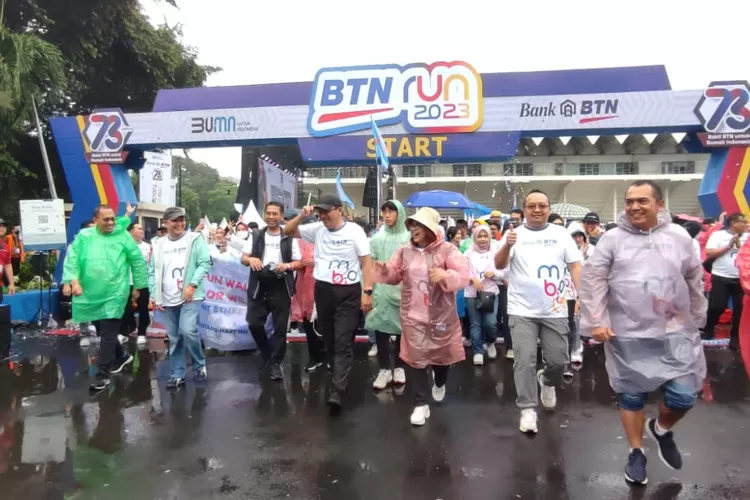Direktur Utama Bank BTN Haru Koesmahargyo beserta direksi dan komisari dalam kegiatan&nbsp;BTN Anniversary Festival 2023. (Bank BTN)