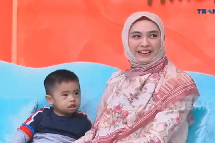 Potret Oki Setiana Dewi dan Sulaiman saat menjelaskan apa itu Prader Willi Syndrome (Youtube @TRANS TV OFFICIAL)