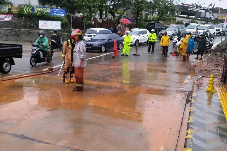 BERSIHKAN : Satgas DPUPR Kota Depok melakukan pembersihan sedimen tanah dibantu Damkar, Dishub dan Polantas di Jembatan GDC, Minggu (12/2).&nbsp; (ISTIMEWA)