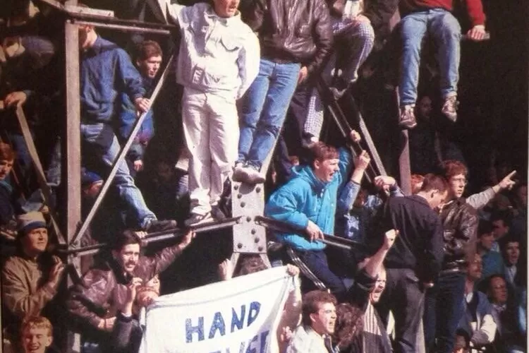 Supporter Bola (https://id.pinterest.com/)