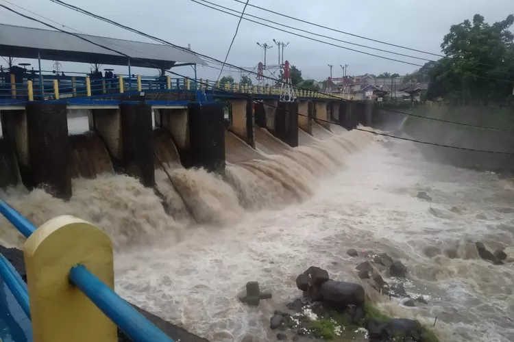 Air Bendungan Katulampa meluap, ini 21 antisipasi wilayah DKI Jakarta yang akan dilalui air aliran sungai, BPBD sudah mengekuarkan DEWS Siaga 3 untuk Warga Bantaran Sungai. (Yoriesta Afnenda Ramizal)