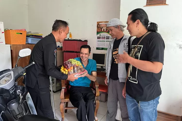 Perwakilan Polres Kendal dan Jurnal Kendal memberikan bingkisan kepada Rosyid Ridho, wartawan Suara Merdeka yang sedang sakit, Senin 13 Februari 2023. (Edi Prayitno/Kontributor Kendal)