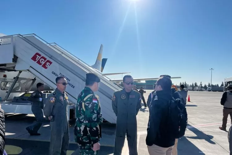 Gelombang pertama Misi Kemanusiaan Indonesia untuk penanganan pascagempa Turki tiba di Bandara Adana, Turki, pada Minggu (12/2/2023). (KBRI Ankara)