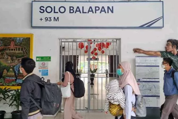 Penumpang KA di Stasiun Solo Balapan (Endang Kusumastuti)