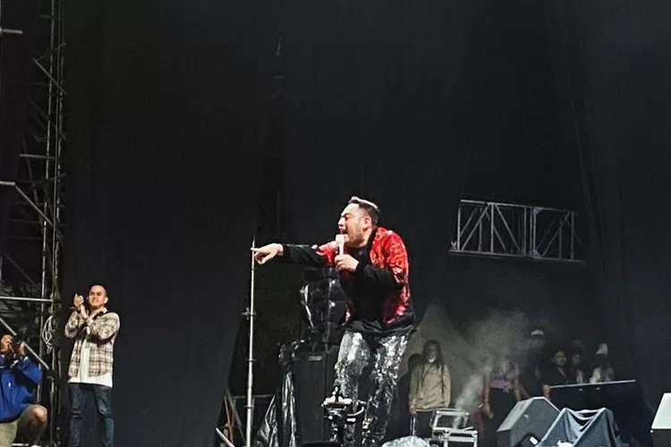 Penyanyi dangdut King Nassar bernyanyi dan berjoget di atas panggung menutup pagelaran Pasar Musik di Gambir Expo Kemayoran, Jakarta Utara, Minggu (12/2/2023).  (ANTARA/Pamela Sakina)