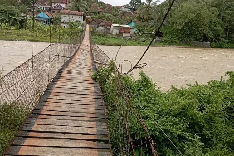 Kondisi jembatan penghubung Kampung Kalong Dagul, Jasinga Rusak.