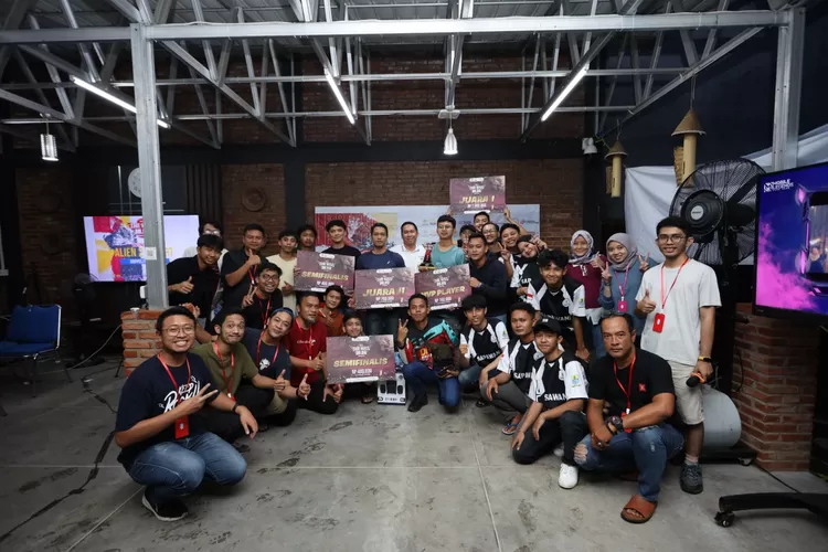 Tim Alien 2 Esport dari Badan Perencanaan Pembangunan, Penelitian dan Pengembangan Daerah (Bapelitbangda) Kota Cirebon meraih juara The KISS MLBB Tournament, Minggu 12 Februari 2023.