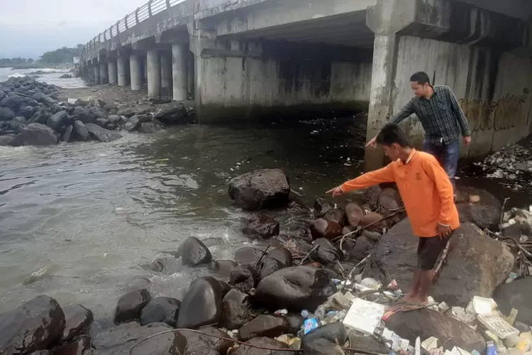 Geger, Mayat Bayi ditemukan di Aliran sungai menuju Pantai Belakang Hotel Pangeran Beach, Kota Padang