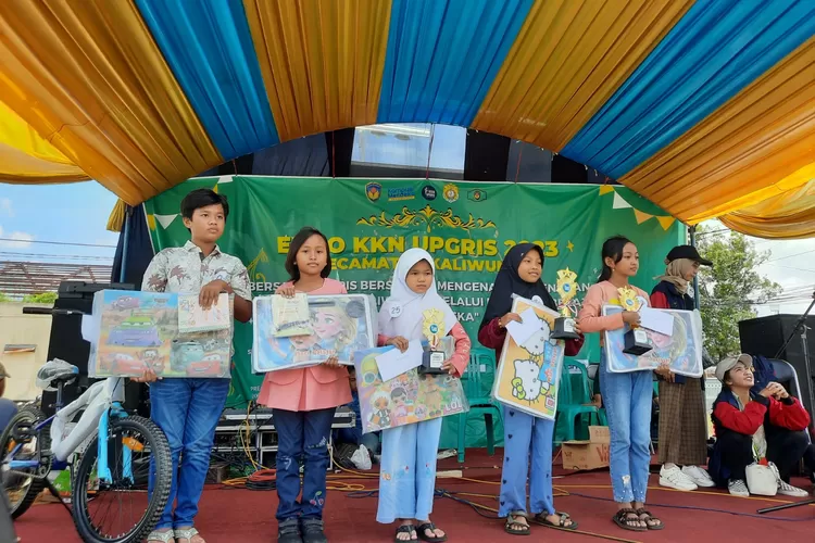 Kegiatan expo KKN Universitas PGRI Semarang di halaman Kecamatan Kaliwungu. (edi prayitno/kontributor kendal)