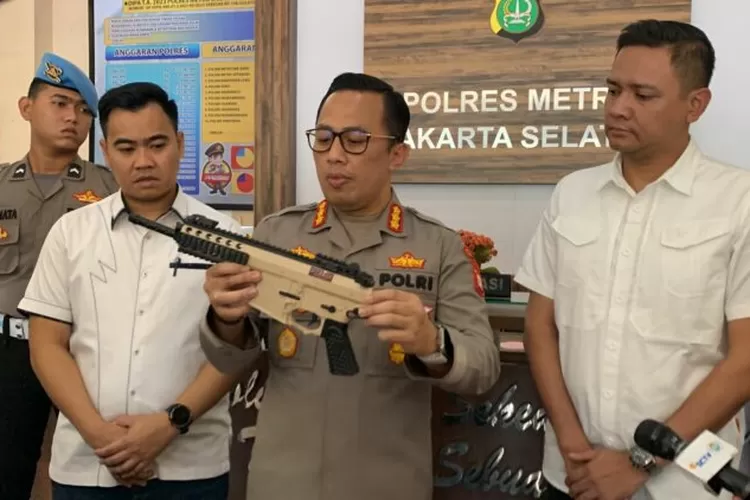 Kapolres Metro Jakarta Selatan, Kombes Pol Ade Ary Syam Indradi saat menunjukkan barang bukti air softgun. (Istimewa)