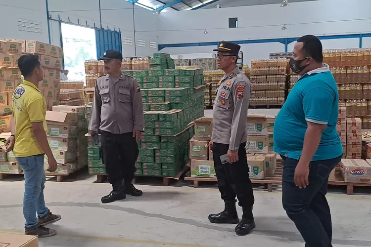 Polsek Mranggen saat sidak ke Gudang Mega Makmur. Dalam sidak ini Kapolsek mendapati Minyak Kita langka. (Istimewa)