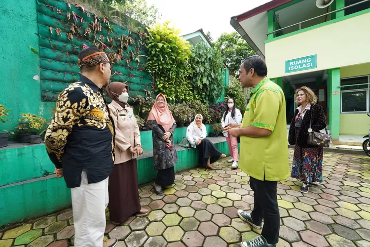 Komisi IV DPRD Kota Bogor sidak ke SMPN 20 Kota Bogor. Legislator mendapati bangunan hampir ambruk, rawan longsor dan kekurangan kelas. (Dok. Humpropub DPRD Kota Bogor)