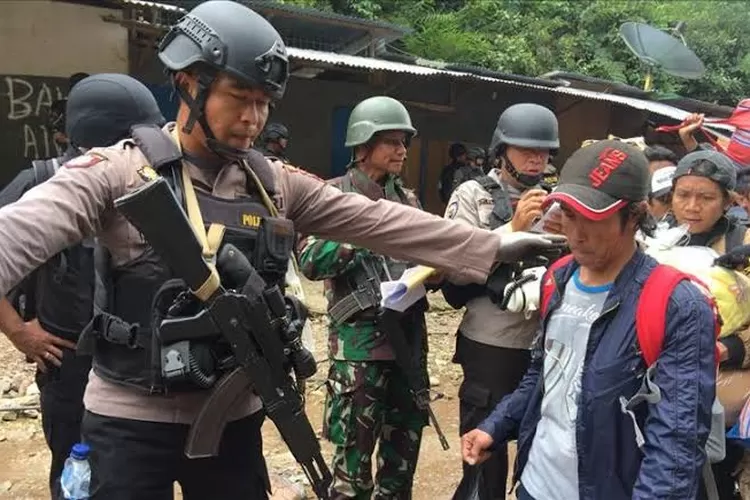TNI-Polri mengevakuasi warga Papua