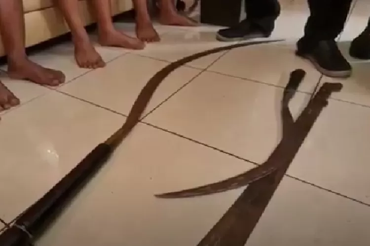 Geng motor di Kebon Jeruk dan barang bukti berhasil diamankan Unit Reserse Kriminal Polsek Kebon Jeruk  (Delia Anisya Fitri/PMJ News)