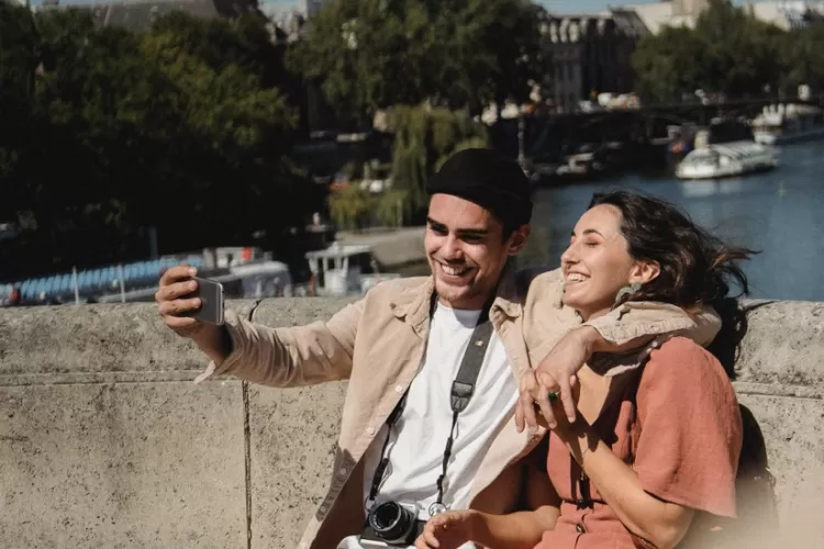 Ilustrasi faktor wanita menarik bagi pria, tidak hanya penampilan fisik saja (Pexels/Bethany Ferr)