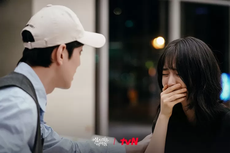 Kim Min Kyu Terkejut Lihat Go Bo Gyeol Nangis di drakor The Heavenly Idol (tvN)