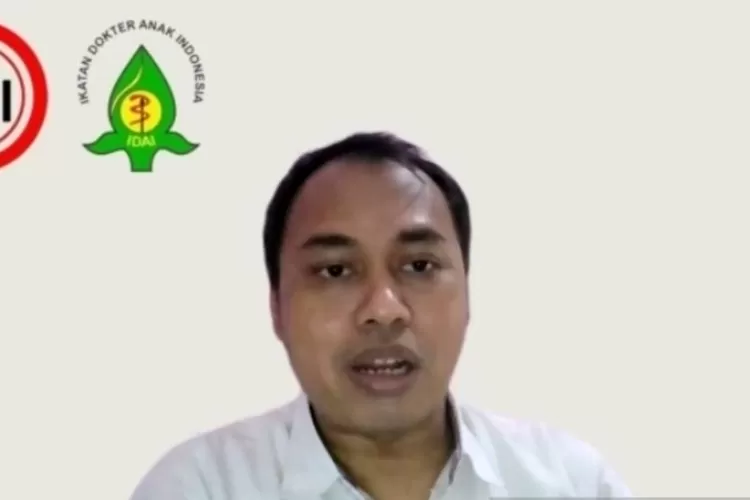 Ketua Unit Kerja Koordinasi Kardiologi Ikatan Dokter Anak Indonesia (IDAI), Rizky Adriansyah memberi paparan pada media briefing secara daring, Selasa (14/2).  (ANTARA/Pamela Sakina)