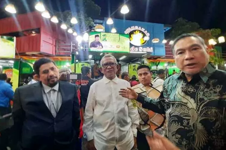 Petinggi Perusahaan Mashariq bersama Owner Wong Solo Grup, Puspo Wardoyo di salah satu outlet MakanKu (Endang Kusumastuti)
