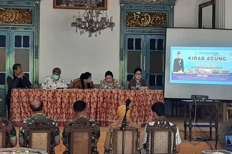 Raja Keraton Surakarta PB XIII bersama KGPH Benowo saat memberikan keterangan terkair kirab tingalan jumenengan (Endang Kusumastuti)