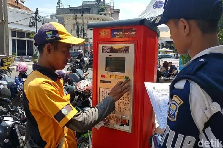 tarif parkir ilegal dilakukan oleh juru parkir ilegal/preman (dok. bandung.go.id)