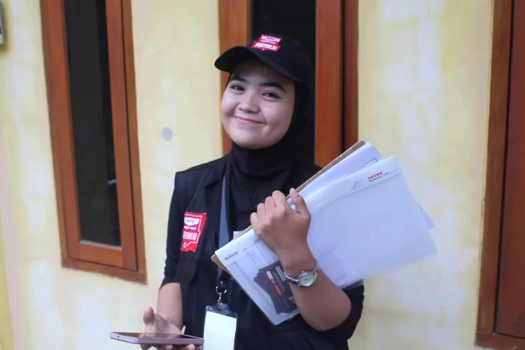 Petugas pantarlih Desa Rumpin Kabupaten Bogor, Anisa Marsela. (FOTO : Mulya Diva/Metropolitan.id)