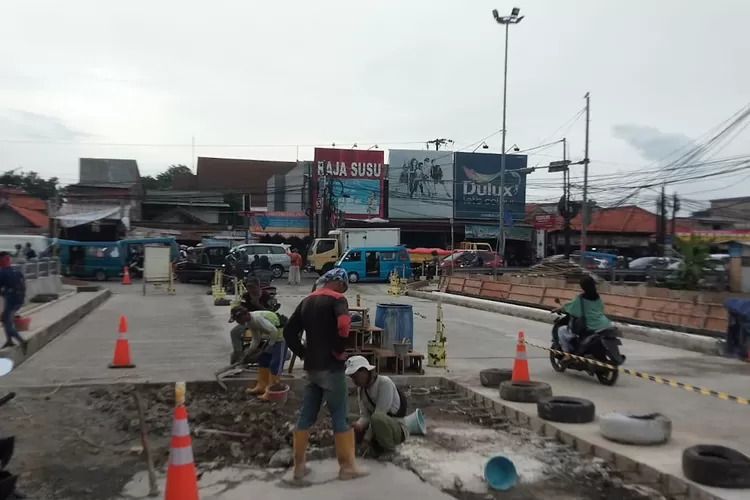 PANTAUAN : Kondisi proyek Jembatan Jatijajar yang hampr selesai, Rabu (8/2). (ANDIKA EKA/RADAR DEPOK)