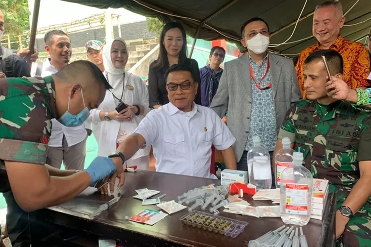 Moeldoko Salurkan Jutaan Ampul Vitamin C untuk TNI-Polri dan Warga Jabar