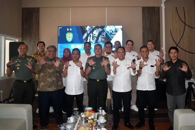 Jajaran pengurus PWI Jawa Barat saat  bersilaturahmi dengan Pangdam III Siliwangi Mayor Jenderal Kunto Arief Wibowo di Ruang Tirtayasa Makodam III Siliwangi, Jalan Aceh No.9 Kota Bandung, Rabu 15 Februari 2023. (ayopontianak.com/dok. PWI Jawa Barat)